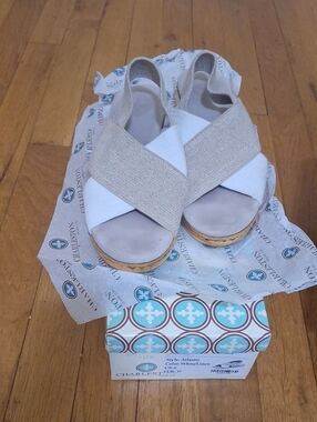 Charleston Shoe Co. Size 6White Linen Atlantic  Crisscross Platform Sandals